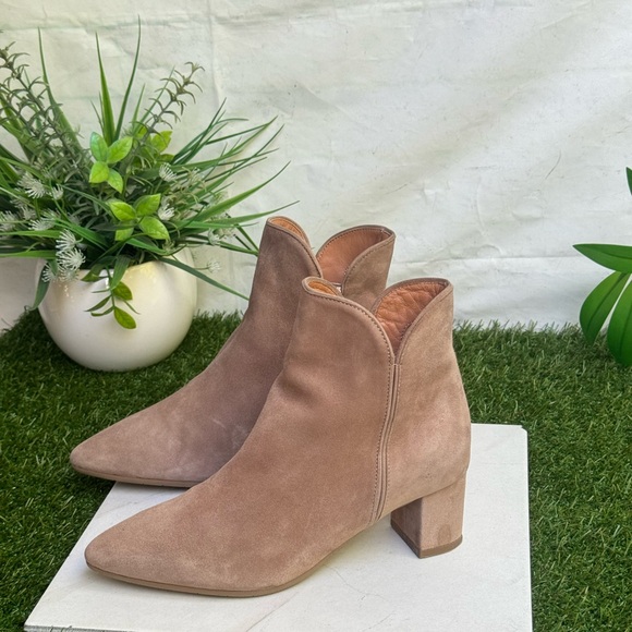 AQUATALIA
Kaylani Pointed Toe Booties Suede Taupe Tan size US 6
$395 - Picture 10 of 13